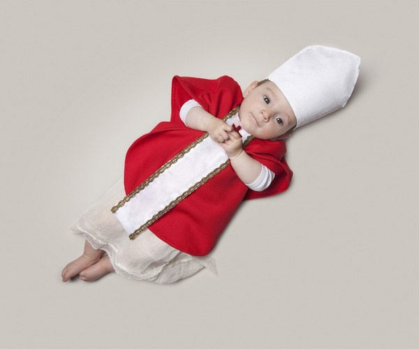 بچه در لباس پاپ اعظم