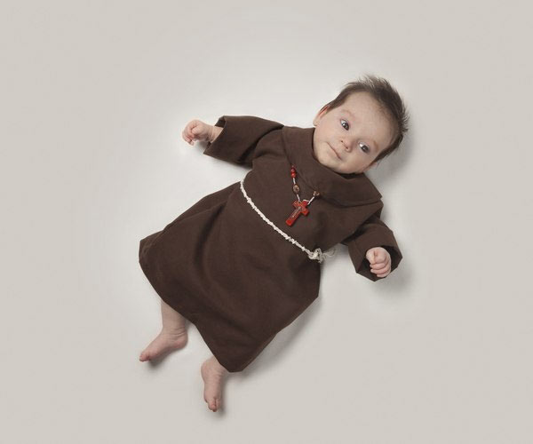 بچه در لباس کشیش