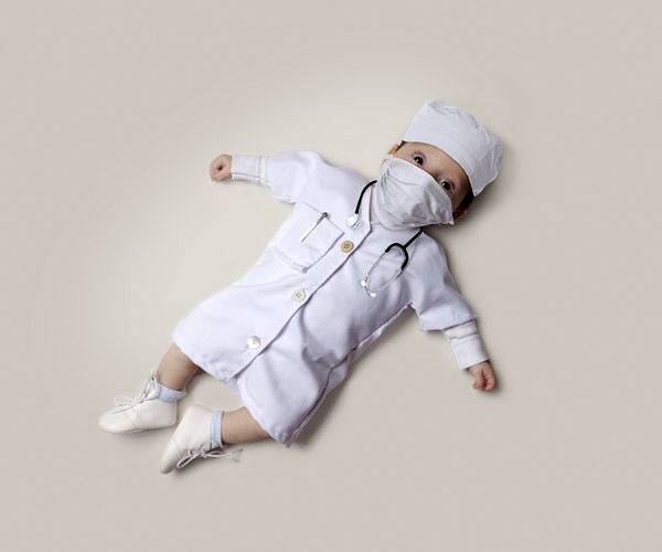 بچه در لباس  پزشک